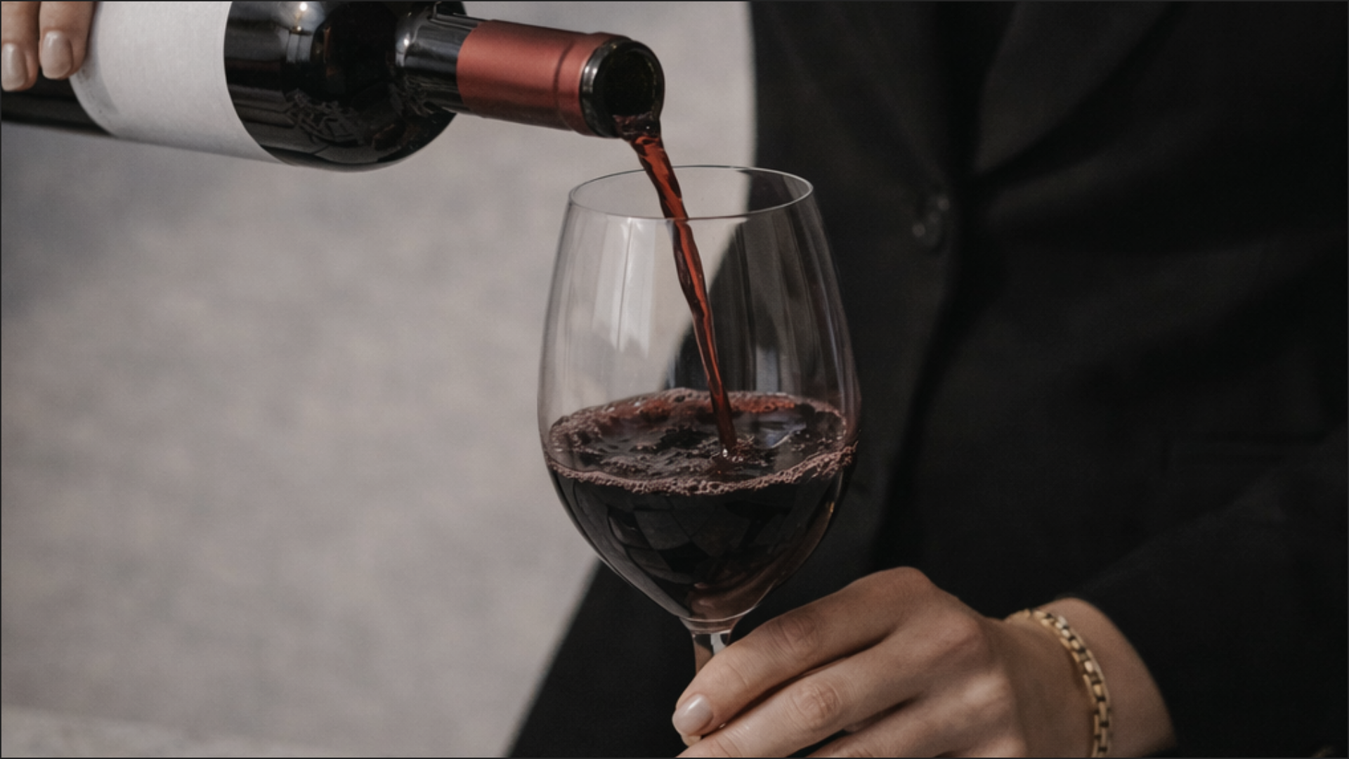¿Cómo trabajar como Hostess en catas de vino? Guía para empezar en eventos enológicos